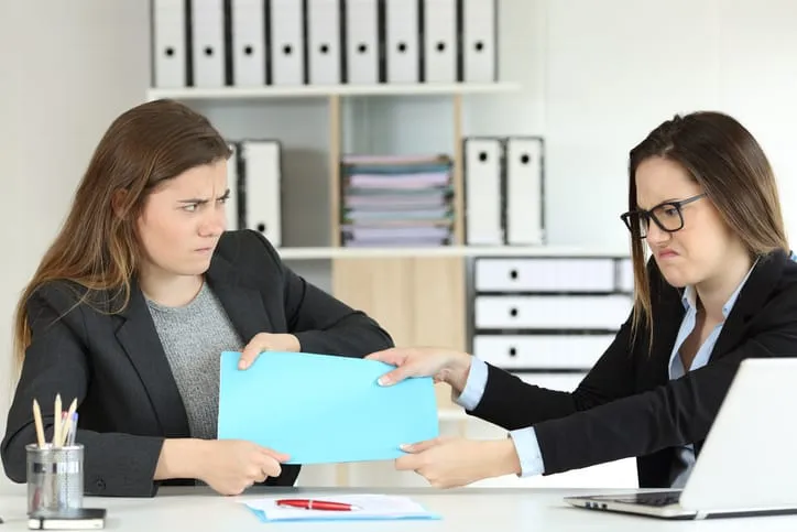 Arbeidsjurist geeft hulp bij arbeidsconflict tussen werknemer en leidinggevende.