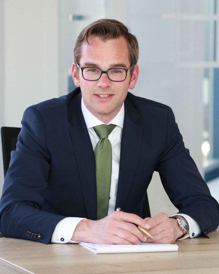Maarten Vos aan zijn bureau